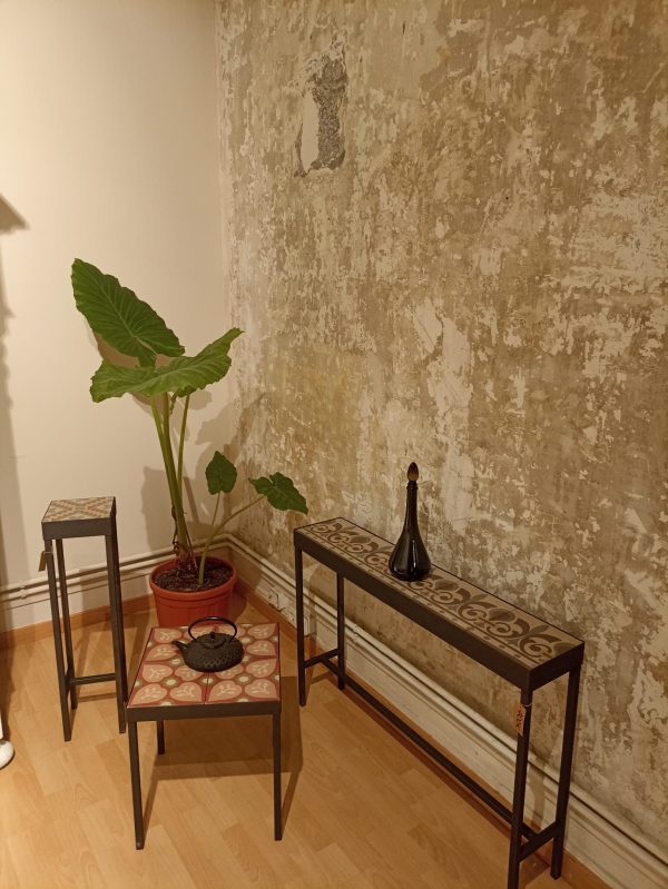 Cónsolas  de baldosas hidráulicas  modernistas recicladas de Barcelona